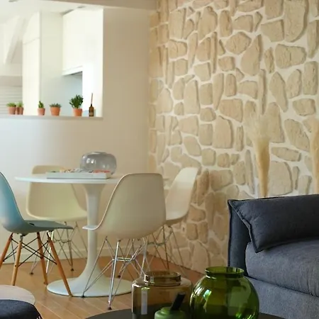 Townhouse With A Quiet Landscaped Courtyard *