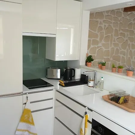 Townhouse With A Quiet Landscaped Courtyard Apartment *