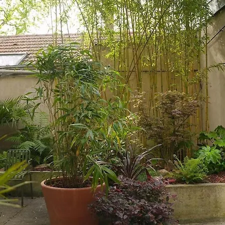 Apartment Townhouse With A Quiet Landscaped Courtyard