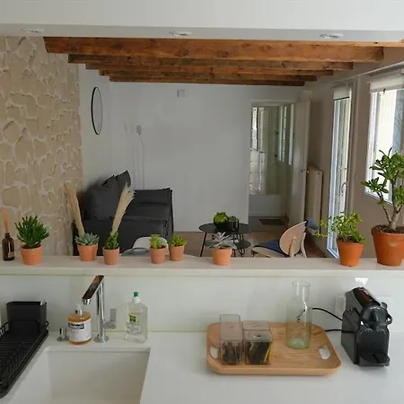 Townhouse With A Quiet Landscaped Courtyard Apartment *