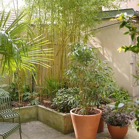 Apartment Townhouse With A Quiet Landscaped Courtyard