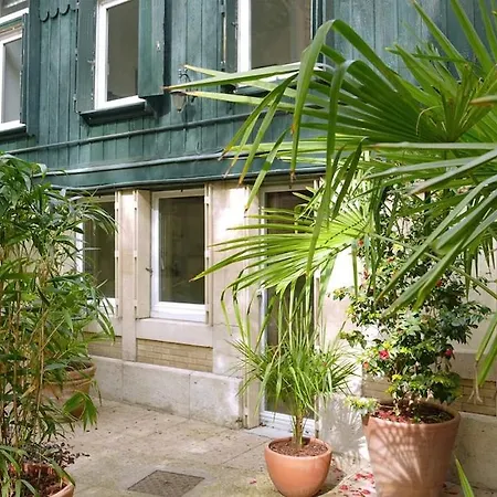 Apartment Townhouse With A Quiet Landscaped Courtyard *